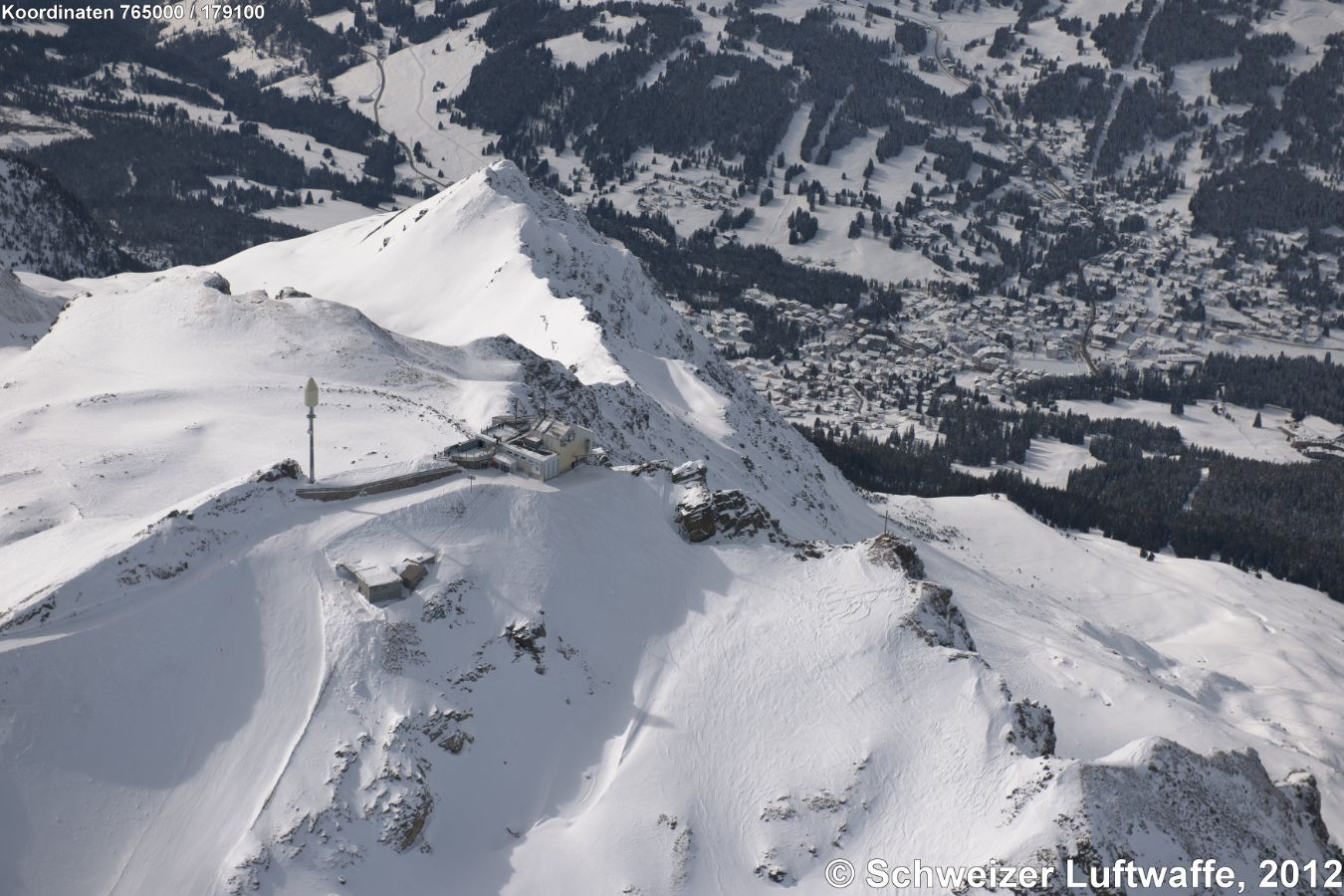 Parpaner Rothorn (Position 2'764'955.98, 1'179'095.90), 2861 M.ü.M. Eine Gondelbahn führt von der Talstation am Heidsee zur Mittelstation Scharmoin (1905 m) und von dort eine Luftseilbahn zum Westgipfel des Rothorns. - Die rötlichen Gesteine am Rothorn gehören zur Afrikanischene Platte. Schon zu Römerzeit wurde hier Erz abgebaut, der Sage nach auch Gold.